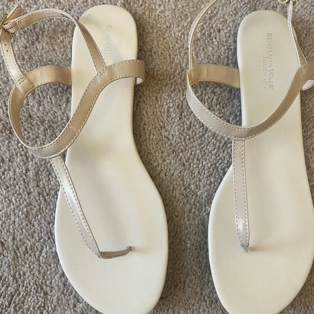 Benjamin Walk Touch Ups Nude Patent Thong Sandals - Picture 4 of 8